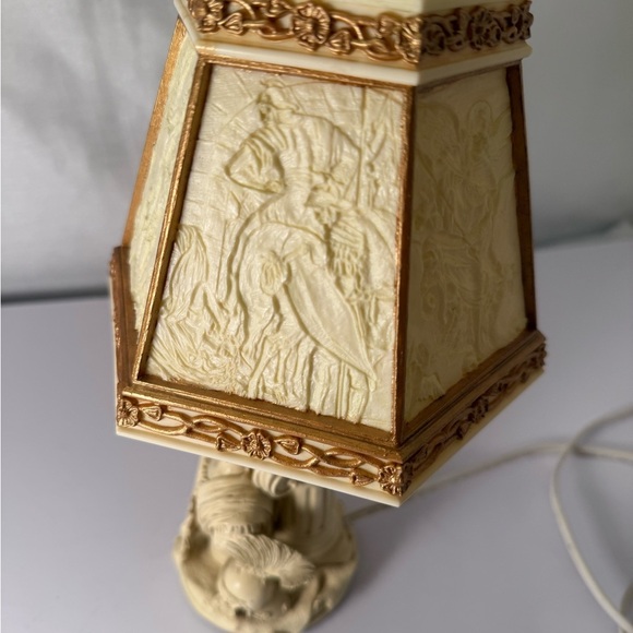 Vintage Knight Lamp 6 Panel Decorated Lithophane Shade With Finial Resin Soldier - Picture 5 of 7